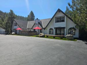 ein weißes Gebäude mit einer Bank davor in der Unterkunft Alhatti Christian Resort in Idyllwild