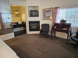 a bedroom with a desk and a bedroom with a bed and a chair at Alhatti Christian Resort in Idyllwild