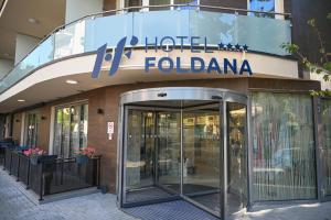 布達佩斯的住宿－Hotel Foldana，前方有旋转门的建筑