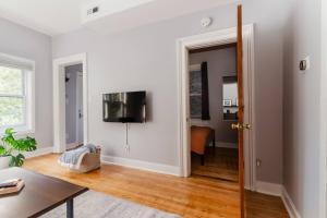 uma sala de estar com paredes brancas e uma porta de correr em Flexhome Logan Square 1BR Apt B1 - READ INFO em Chicago