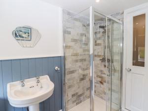 ein Bad mit einem Waschbecken und einer Dusche in der Unterkunft 46 By The Creek in Faversham