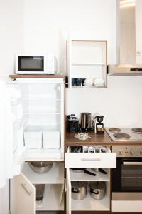 uma cozinha com um frigorífico aberto e um micro-ondas em Premium 80 m2 Apartment - 5 min to Center - Free Parking em Viena