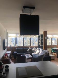 a living room with a couch and a flat screen tv at APTO NUEVO - 2 habitaciones + 2 baños en zona baja in Sierra Nevada