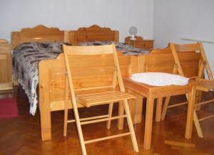 1 dormitorio con 2 sillas y 1 cama en Guest House Kmetija en Dane