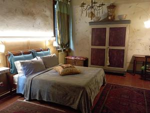 Un dormitorio con una cama y una cómoda. en Magnolia Garden, en Ferrara