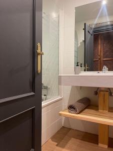 a bathroom with a black door and a sink at APTO NUEVO - 2 habitaciones + 2 baños en zona baja in Sierra Nevada