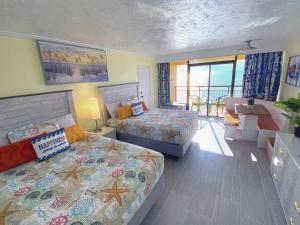 1 Schlafzimmer mit 2 Betten und einem Balkon in der Unterkunft Ocean Reef- Unique Oceanfront Condo-Free parking - Amazing pools in Myrtle Beach