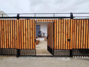 una valla de madera con una puerta delante en Casa 10 personas cerca de Bahia Inglesa, en Caldera