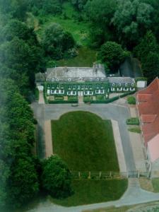 eine Luftansicht eines großen Gebäudes mit einem Hof in der Unterkunft Kasteel Sint-Flora in Veurne
