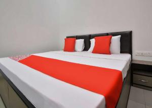 Кровать или кровати в номере Flagship White Solitaire