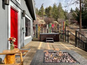 a patio with a fire pit and a fence at Winter Getaway Spa Fire-table Close to slopes in Big Bear Lake