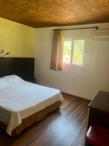 Una cama o camas en una habitación de Rainbow Bay Ozdere Beach Hotel