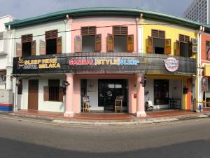 un edificio en la esquina de una calle en Sleep Here Hostel, Melaka en Melaka