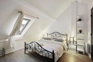 Un dormitorio con una cama en blanco y negro y una ventana en Chic apart duplex with parking, en Palaiseau