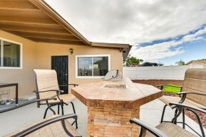 um pátio com cadeiras, uma mesa e uma lareira em Sunny San Diego Vacation Rental with Private Yard! em San Diego