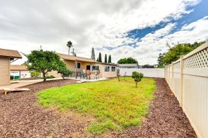 uma casa com um quintal com uma cerca em Sunny San Diego Vacation Rental with Private Yard! em San Diego