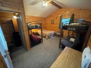 Elk Creek Resort في Piedmont: إطلالة علوية لغرفة بسريرين بطابقين