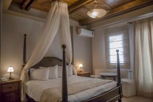 Postel nebo postele na pokoji v ubytování Pandion Luxury Boutique Hotel & Suites with Spa