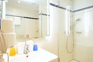 Koupelna v ubytování Hotel Römerstadt + 37 fotografií