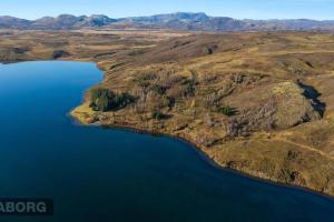 uma vista aérea de uma grande massa de água em Lakeside cabin in Thingvellir em Úlfljótsvatn