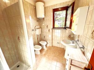 A bathroom at Residence Paguro Még 4 kép