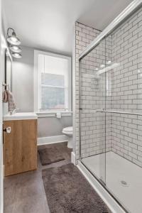 uma casa de banho com um chuveiro, um lavatório e um WC. em BRAND NEW, Private Parking, Stylish 3bedroom house em Pittsburgh