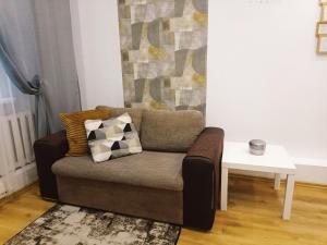 una sala de estar con un sofá y una mesa en City center Two room Apartment with One Bedroom, up to 5 Guests, SELF CHECK-IN, FREE parking, en Riga