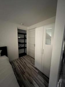 - une chambre blanche avec un lit et un placard dans l'établissement Room 404 - Eindhoven - By T&S., à Eindhoven