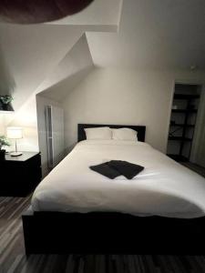 een slaapkamer met een groot wit bed in een kamer bij Room 404 - Eindhoven - By T&S. in Eindhoven