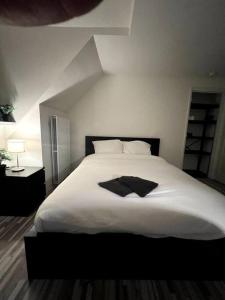 a bedroom with a large white bed in a room at Room 404 - Eindhoven - By T&S. in Eindhoven