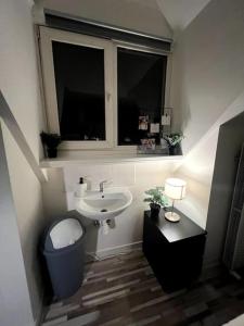 uma casa de banho com um lavatório, um WC e uma janela. em Room 404 - Eindhoven - By T&S. em Eindhoven