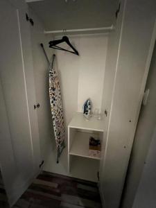 - un couloir blanc avec une étagère et une serviette dans l'établissement Room 404 - Eindhoven - By T&S., à Eindhoven