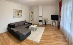 a living room with a couch and a tv at Ferienwohnung für 4 Personen in bester Lage ca. 15 km von Bremen City in Achim