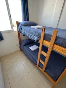 two bunk beds in a small room with a window at Nuevo apartamento en primer piso a 7 min del centro in Concordia +1 photo