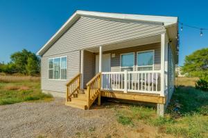 Casa pequeña con porche y terraza en Michigan Outdoor Getaway, 4 Mi to Torch Lake, en Rapid City