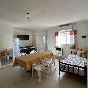 a kitchen and a living room with a table and chairs at Nuevo apartamento en primer piso a 7 min del centro in Concordia