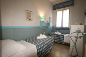 a room with two beds and a window at A pochi passi dal mare con bellissima vista in Marina di Castagneto Carducci