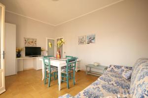 a living room with a table and a couch at A pochi passi dal mare con bellissima vista in Marina di Castagneto Carducci