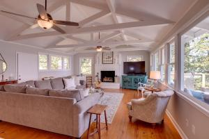 Scottsboro Vacation Rental on Guntersville Lake! في سكوتسبورو: غرفة معيشة مع أريكة ومروحة سقف