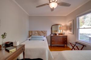 Scottsboro Vacation Rental on Guntersville Lake! في سكوتسبورو: غرفة نوم بسرير ومروحة سقف