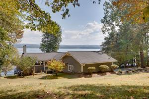Scottsboro Vacation Rental on Guntersville Lake! في سكوتسبورو: منزل في خلفية البحيرة