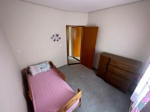 a small bedroom with a bed and a dresser at Hospedagem Caconde Ar condicionado - Wi-fi - Garagem in Caconde