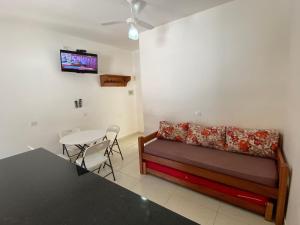 a living room with a couch and a table at Residencial Porto di Lázaro in Ubatuba