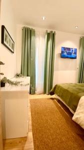 Llit o llits en una habitació de Cosy et joli appartement à Saint-Maurice