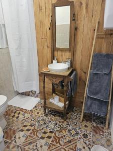 y baño con lavabo y espejo. en La Casa Arabe, en Alcalá de los Gazules