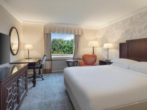 Llit o llits en una habitació de Delta Hotels by Marriott St Pierre Country Club