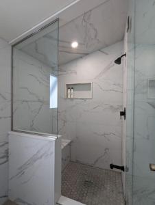 baño con ducha y puerta de cristal en Stunning lakefront 4 season cottage in PEC en Bongards
