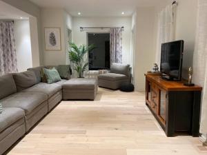 een woonkamer met een bank en een flatscreen-tv bij Downtown Picton 3 bedroom in Picton