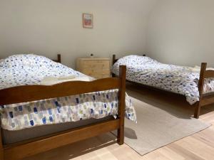 2 aparte bedden in een kamer met bij Downtown Picton 3 bedroom in Picton
