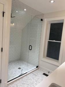 een douche met een glazen deur in de badkamer bij Downtown Picton 3 bedroom in Picton